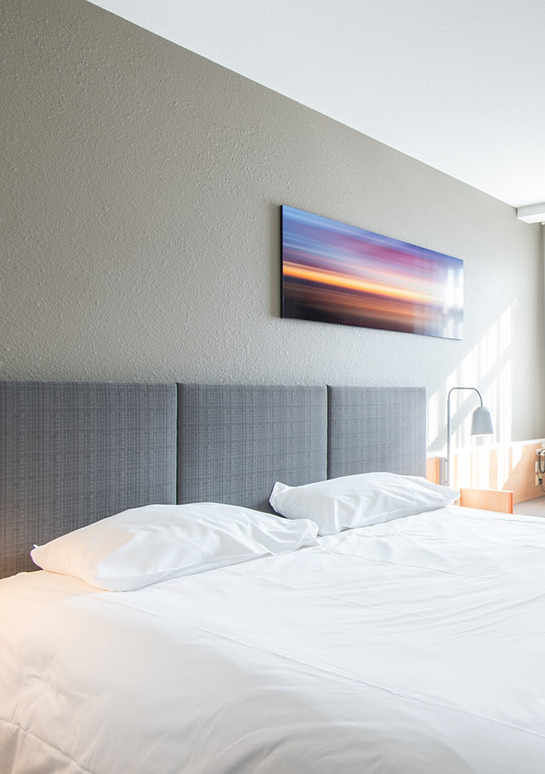Zij-aanzicht van een luxe hotelkamer